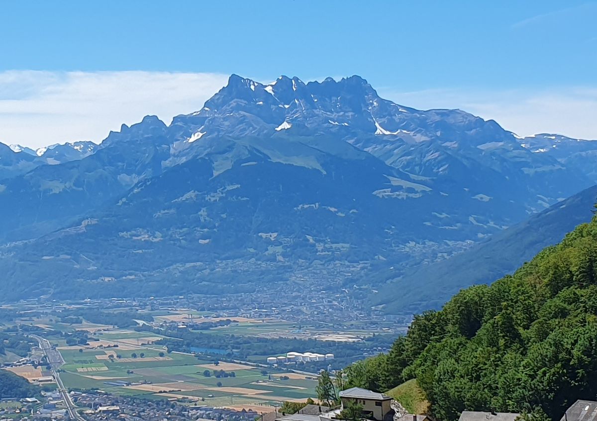 Magnifique chalet et grand terrain – vue sur les Dents du Midi